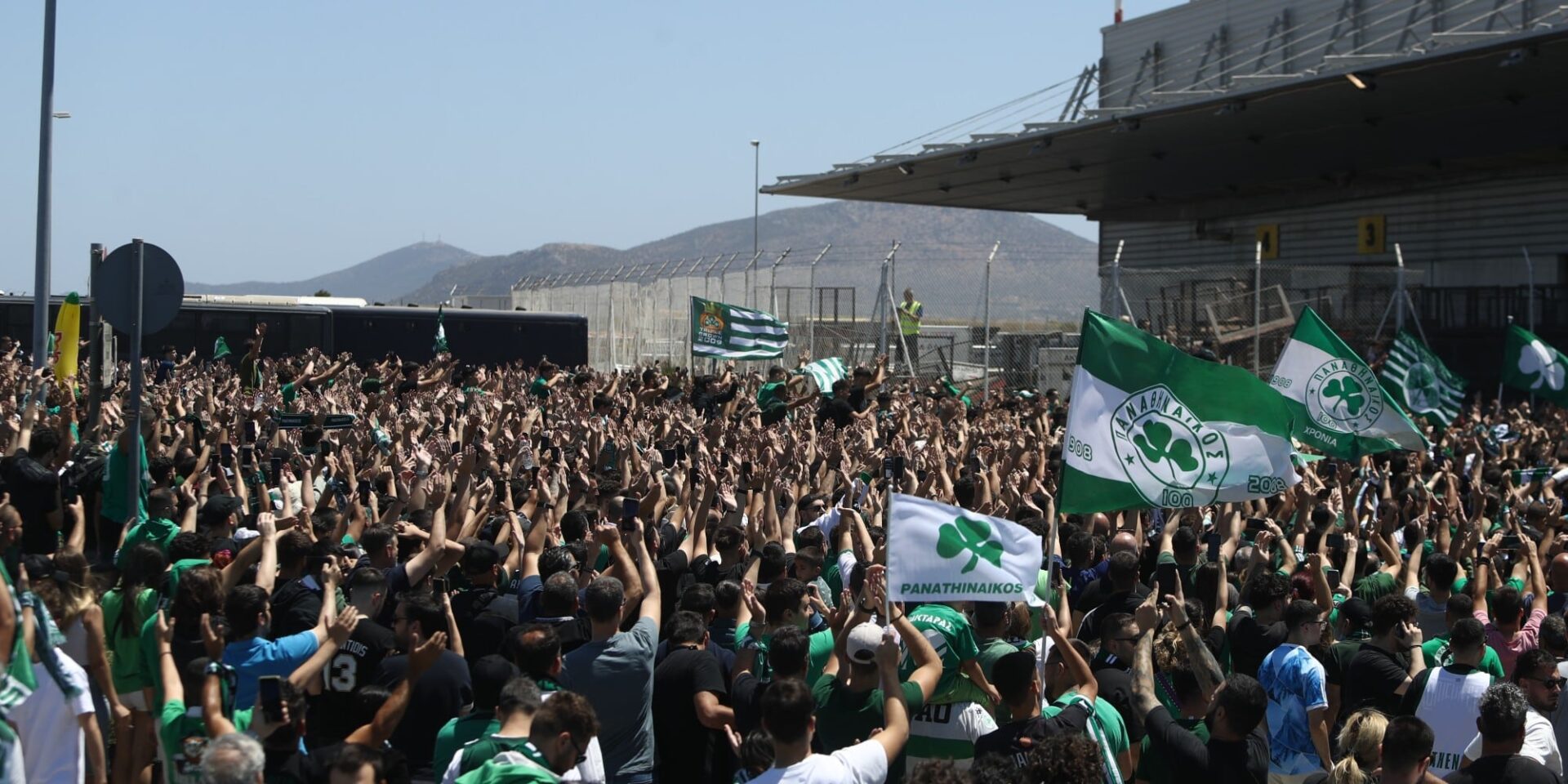 Κόσμος του Παναθηναϊκού στο αεροδρόμιο