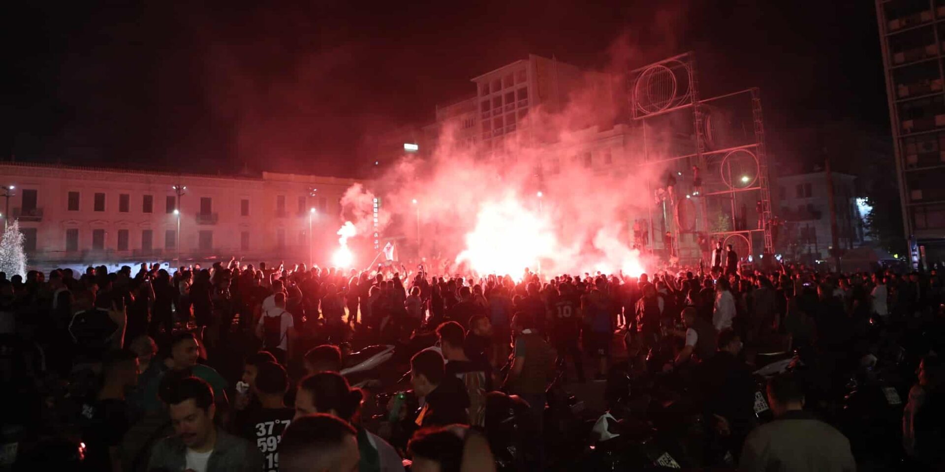 Φίλοι του Παναθηναϊκού πανηγυρίζουν
