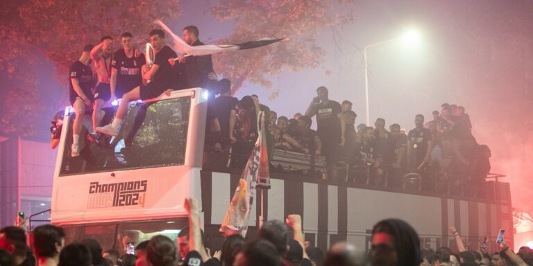 Ολονύχτιο γλέντι σε Τούμπα και Λευκό Πύργο – Ο ΠΑΟΚ πανηγυρίζει το 4ο πρωτάθλημα της ιστορίας του (εικόνες & βίντεο)