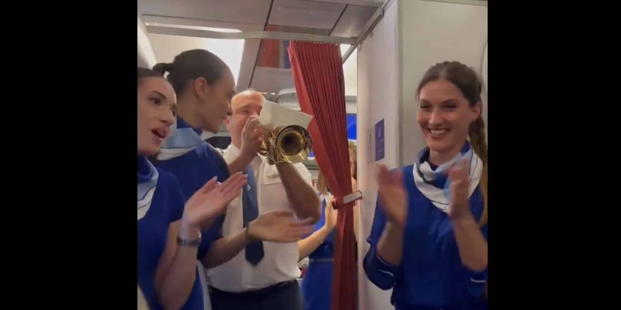 Ο πιλότος παίζει τον ύμνο του Ολυμπιακού