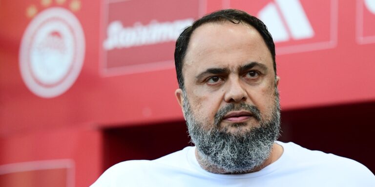 Τα έψαλλε στους παίκτες του Ολυμπιακού ο Μαρινάκης – «Σταματήστε να μιλάτε μόνο για τα συμβόλαιά σας και να κάθεστε στις δάφνες του ευρωπαϊκού»