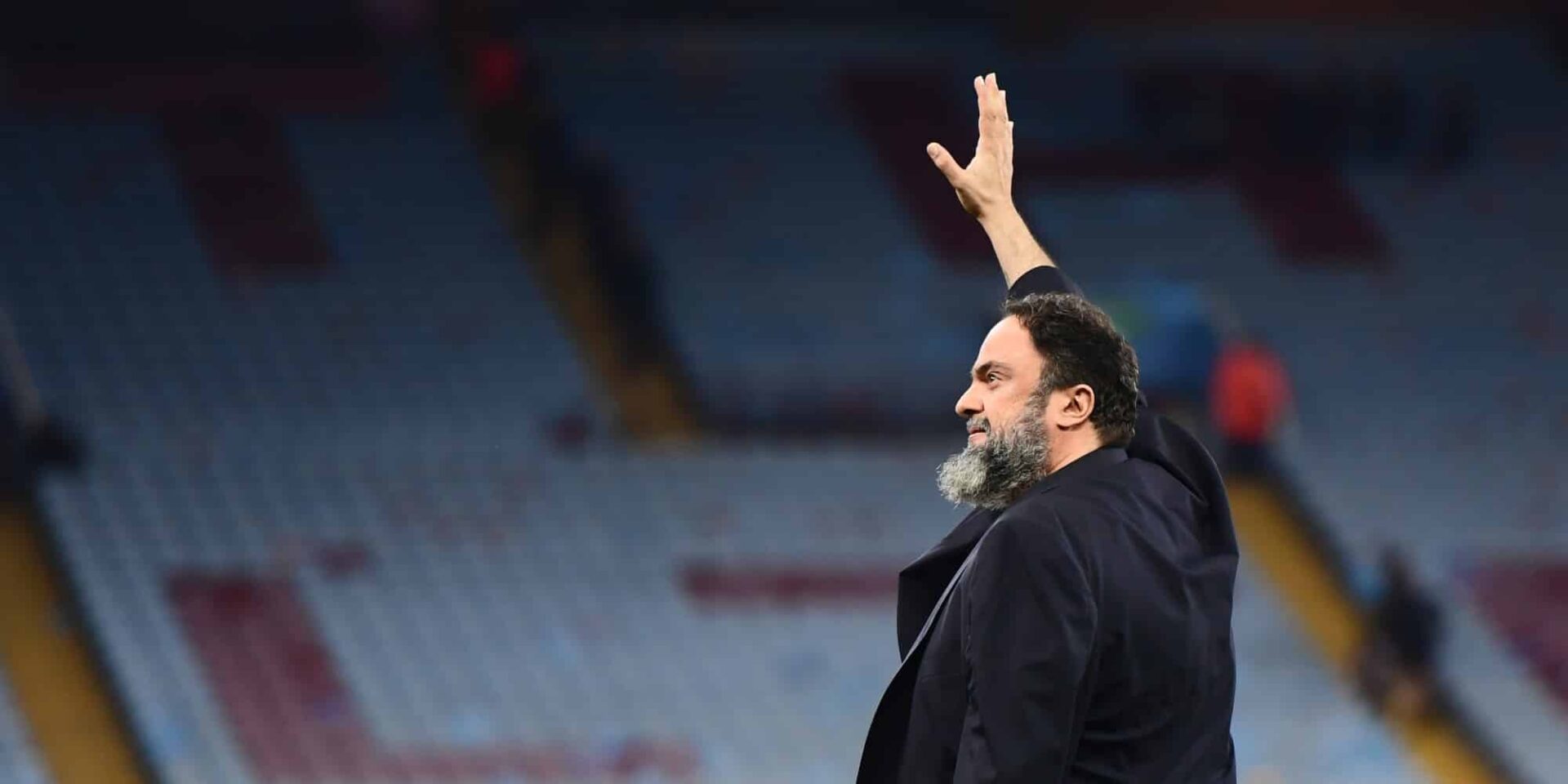 O Βαγγέλης Μαρινάκης μετά τη νίκη του Ολυμπιακού στην Αγγλία