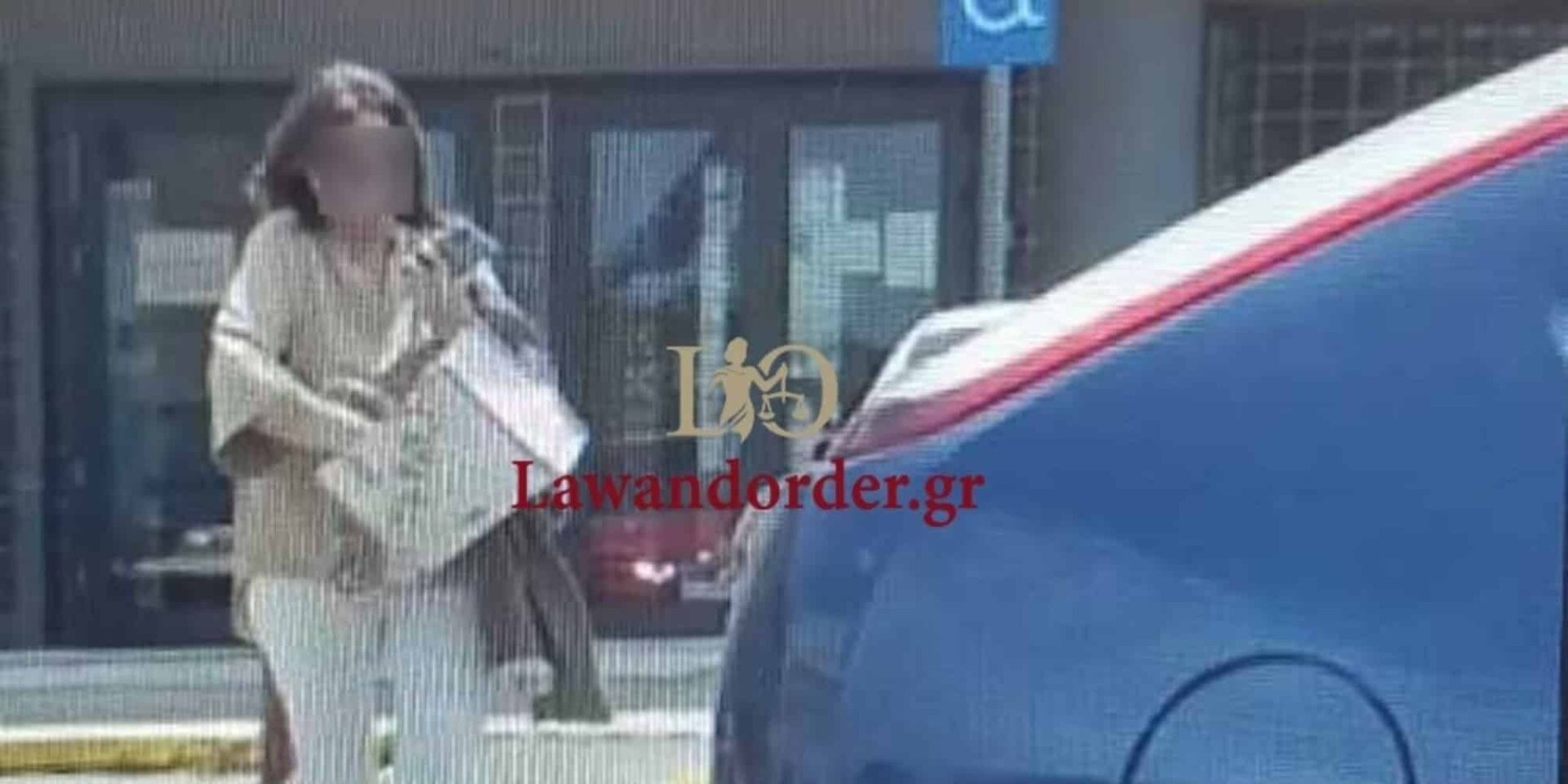 Η διεκπεραιώτρια βγαίνει από την ΔΟΥ Χαλκίδας