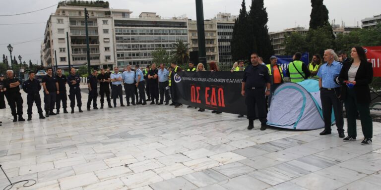 Στο Σύνταγμα οι αστυνομικοί: Έστησαν σκηνές, καταγγέλλουν φτωχοποίηση (εικόνες)