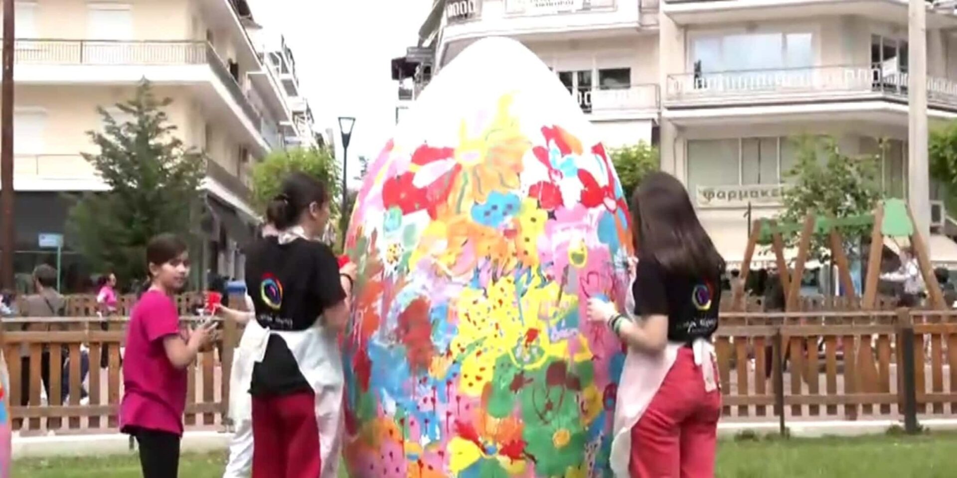 Πασχαλινό αυγό γίγας ξεπερνά τα 2 μέτρα στην Πτολεμαΐδα