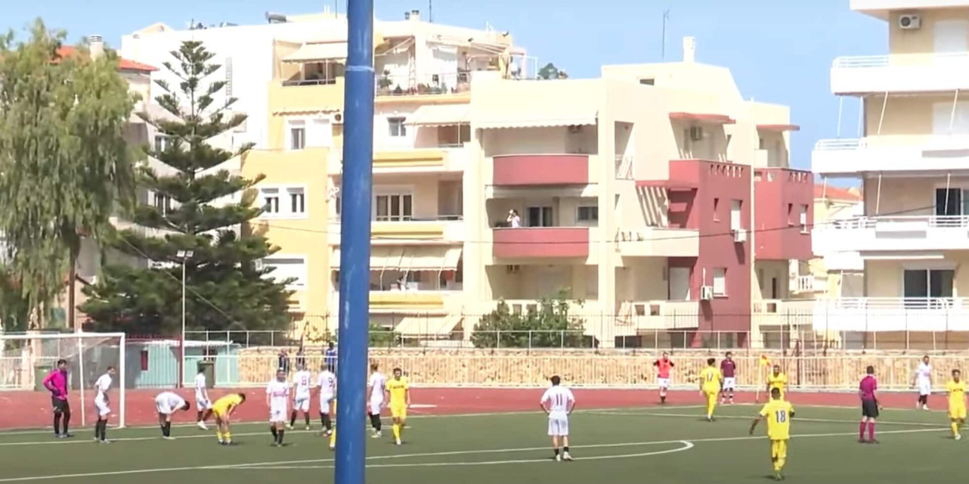 Κάτοικος πολυκατοικίας ανέλαβε χρέη… ball boy