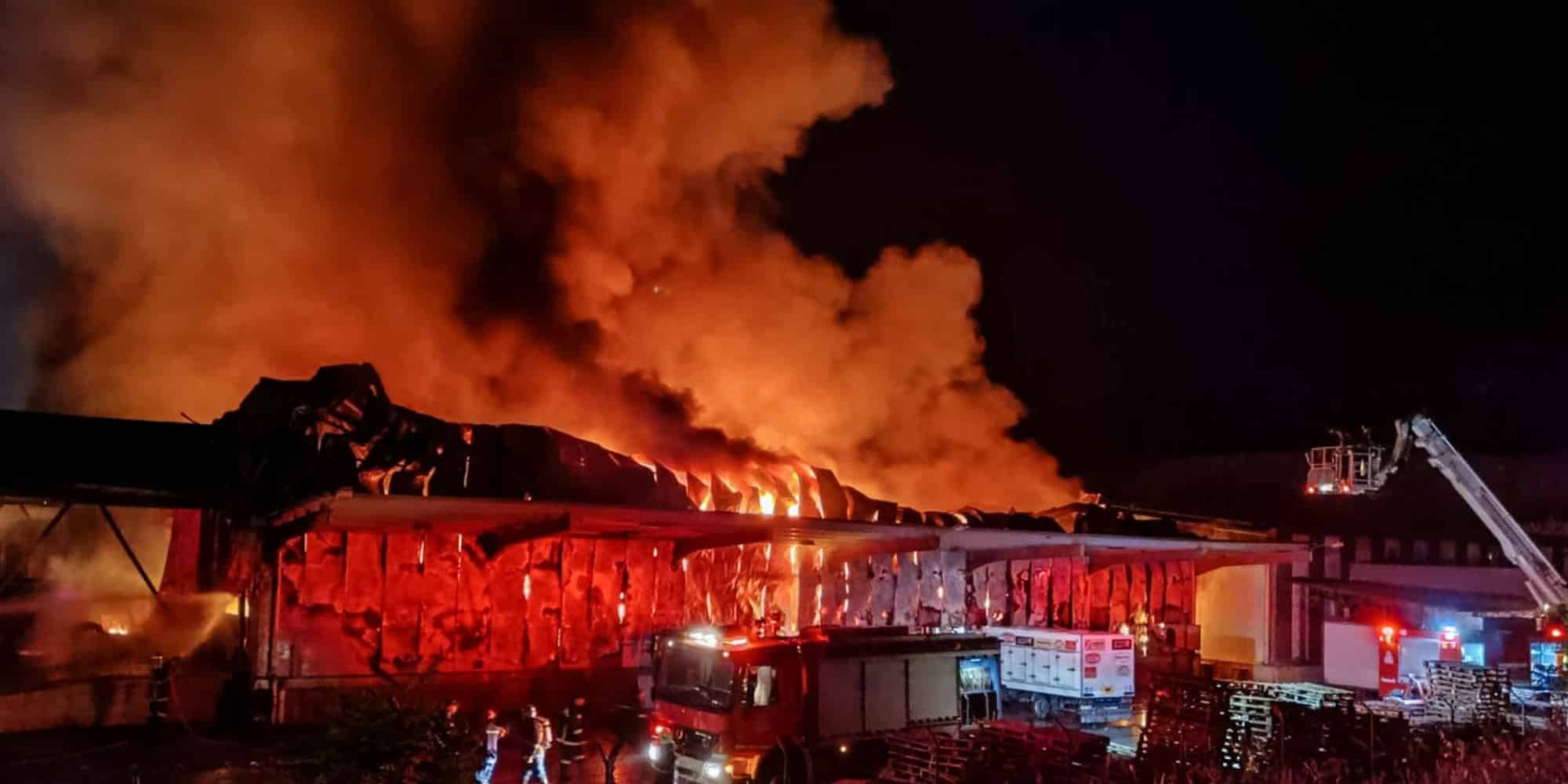 Φωτιά σε εργοστάσιο στη Λαμία
