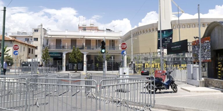 Εποχές… lockdown στη Νέα Φιλαδέλφεια – Έρημοι οι δρόμοι ενόψει τελικού, έντονη η παρουσία της Αστυνομίας (εικόνες)