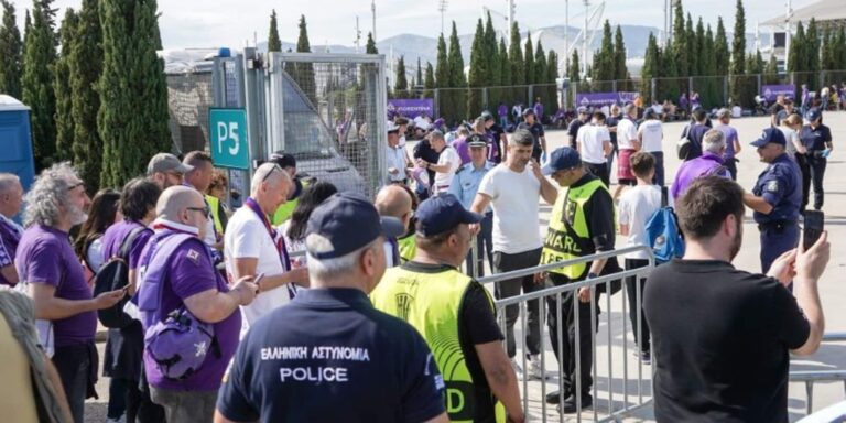 Στο ΟΑΚΑ οι οπαδοί της Φιορεντίνα, έτοιμοι να μεταβούν στην OPAP Arena για τον τελικό με τον Ολυμπιακό