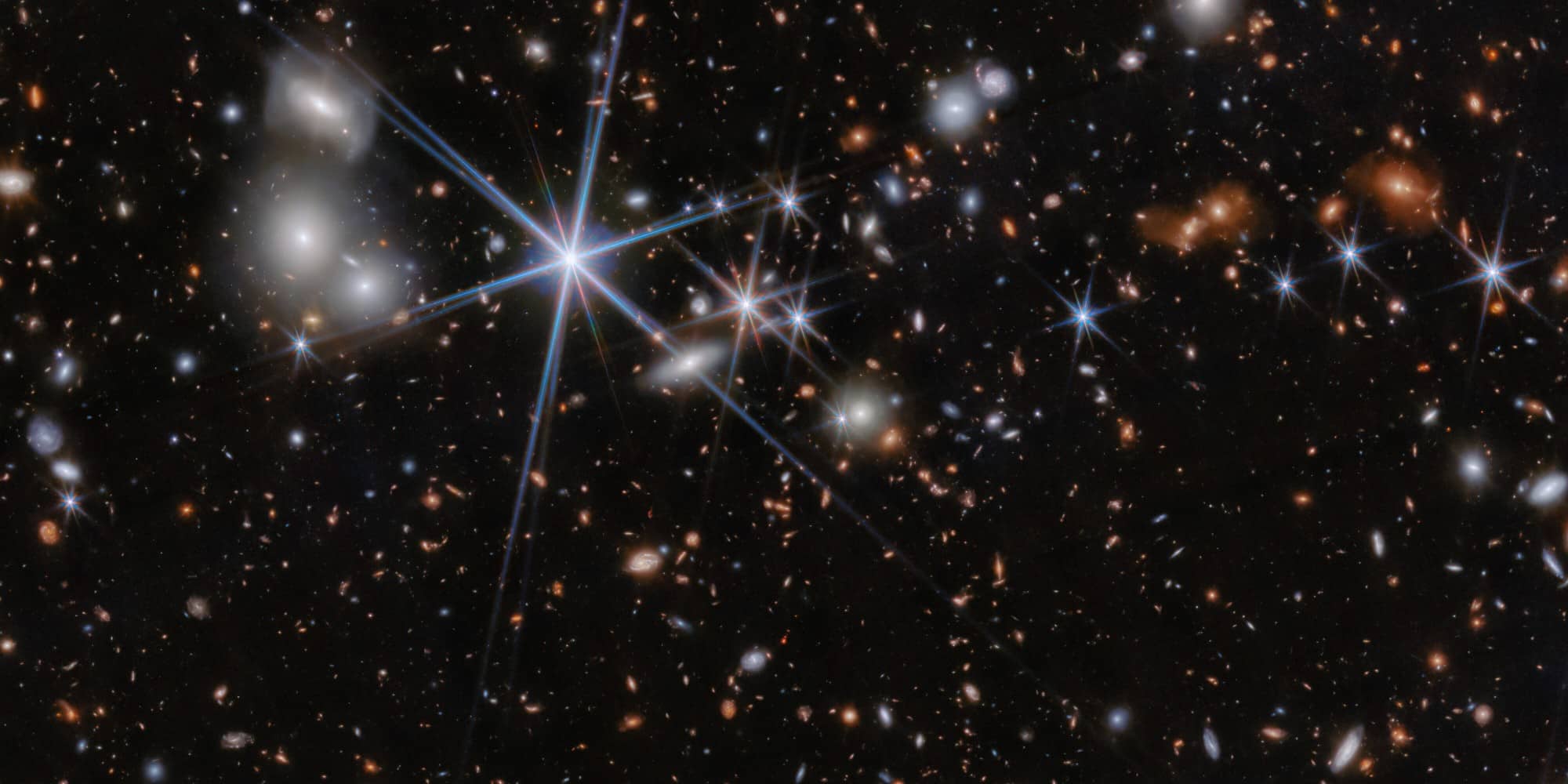 To περιβάλλον του γαλαξιακού συστήματος ZS7, όπως φαίνεται από το τηλεσκόπιο James Webb
