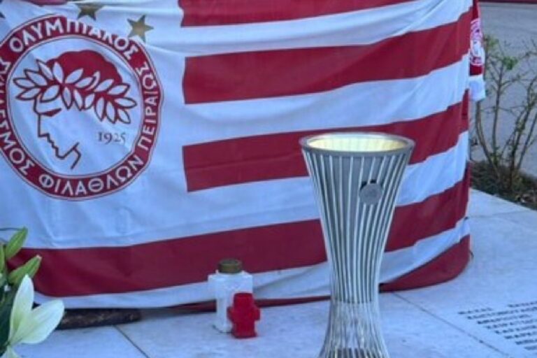 Ολυμπιακός: «Μαζί με εμάς, να δούνε και οι νεκροί μας» – Η κούπα του Conference League στο μνημείο της Θύρας 7