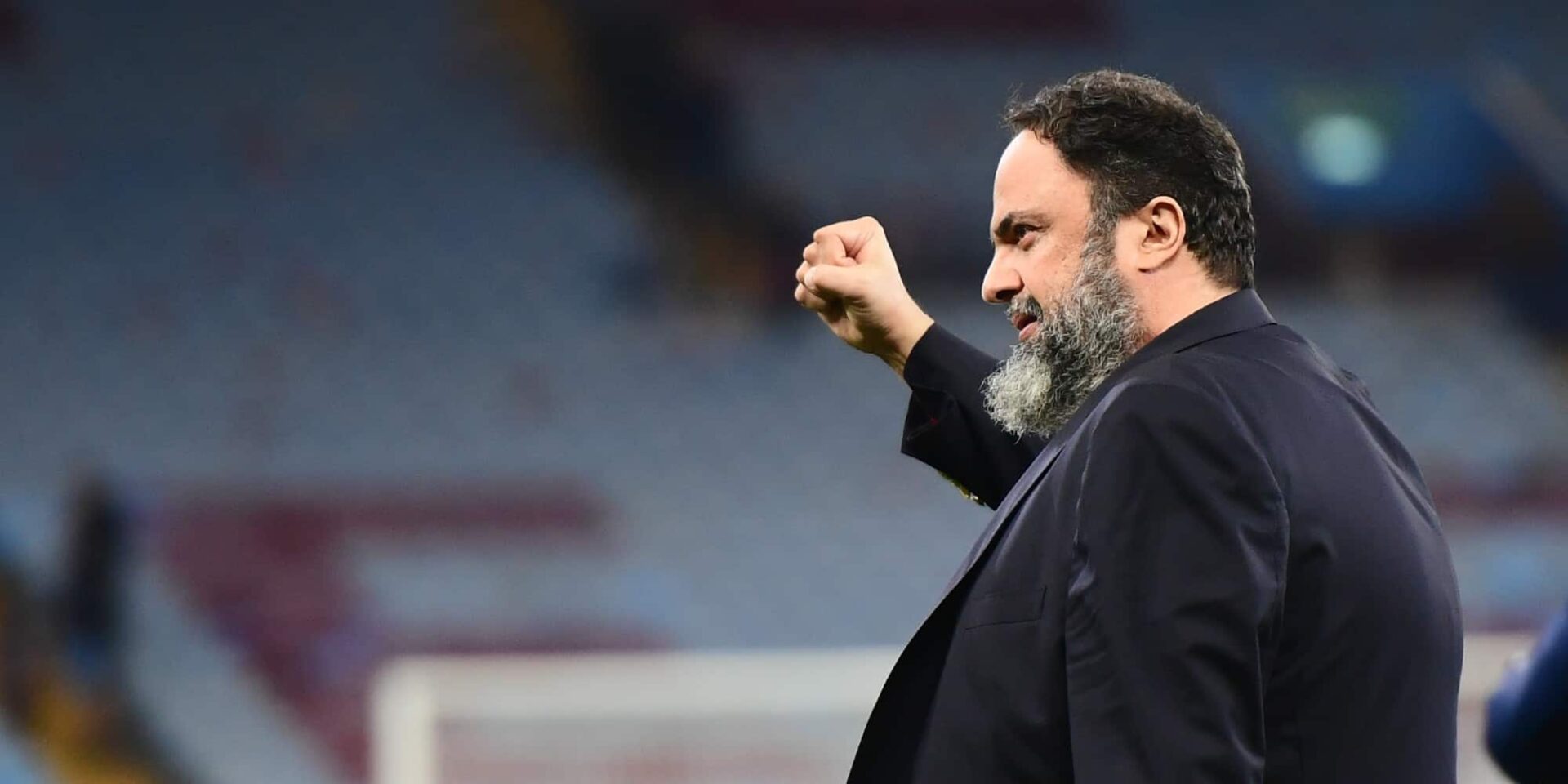 O Βαγγέλης Μαρινάκης μετά τη νίκη του Ολυμπιακού στην Αγγλία