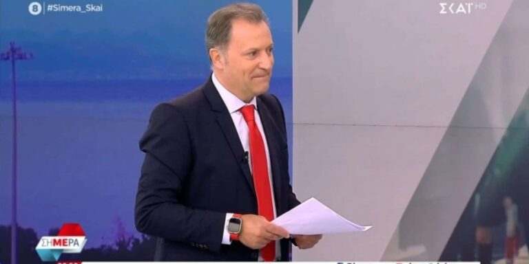 Με κόκκινη γραβάτα και λουράκι ο Οικονόμου: «Τα δελτία που χάλαγαν κόσμο για τον βάζελο για να δω τι θα κάνουν απόψε» (βίντεο)