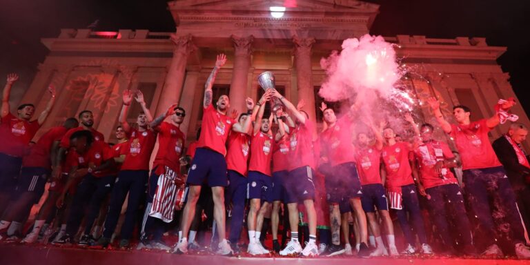 Ο σεισμός στον Πειραιά μετά την κατάκτηση του Conference League από τον Ολυμπιακό (βίντεο)