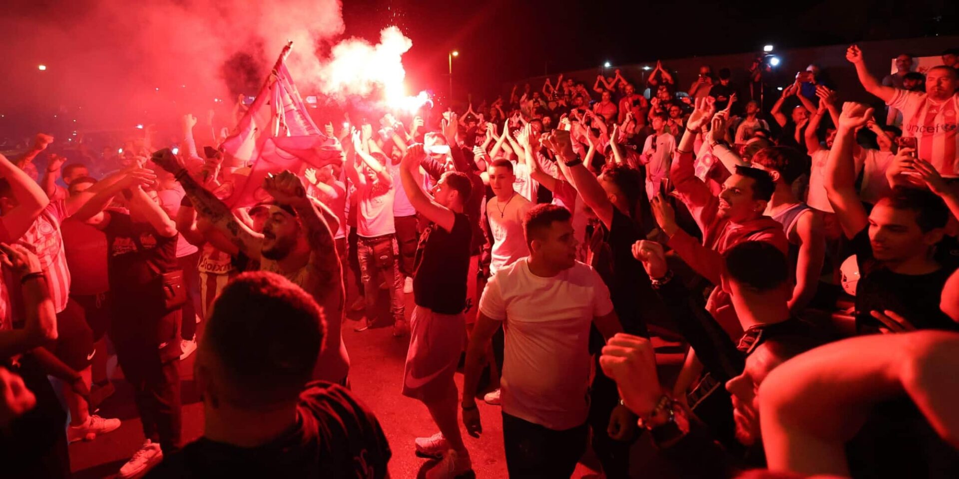 Πανηγυρισμοί για τον τροπαιούχο Ολυμπιακό