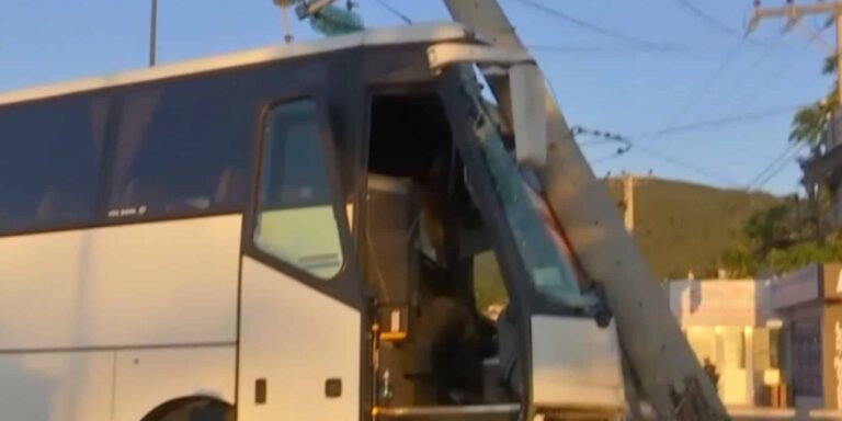 Σοβαρό τροχαίο στη Λεωφόρο Λαυρίου: Πούλμαν «καρφώθηκε» σε κολώνα – Τραυματίστηκε ο οδηγός