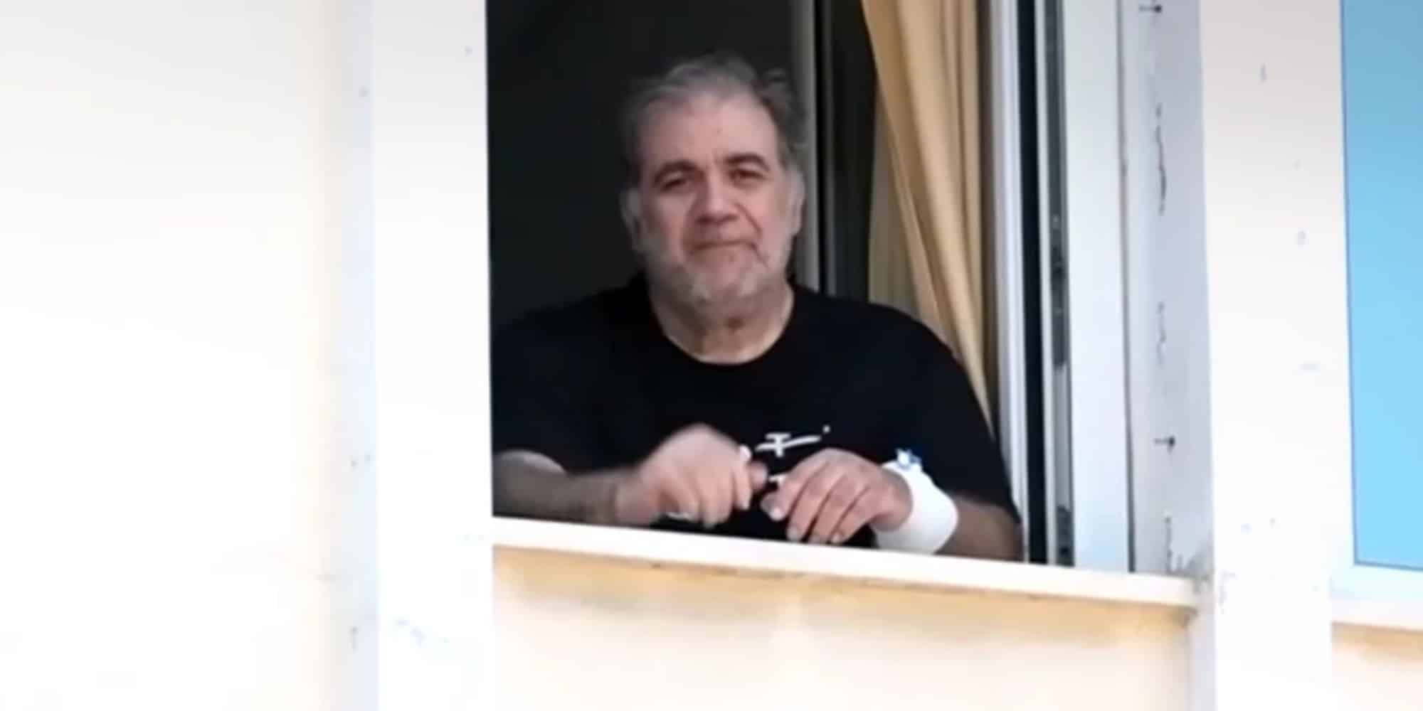 Oι πρώτες εικόνες του Δημήτρη Σταρόβα μέσα από το νοσοκομείο – Φοράει μπλούζα που γράφει «Μην τα παρατάς» (βίντεο)