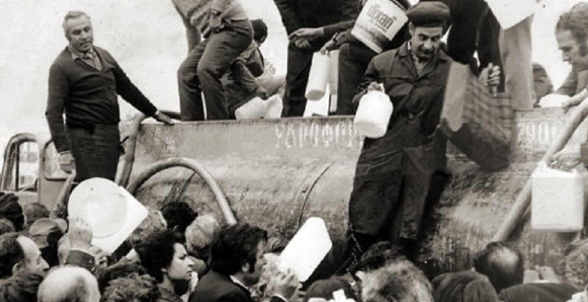 Πολίτες σπεύδουν να πάρουν λίγο από το «θαυματουργό νερό»