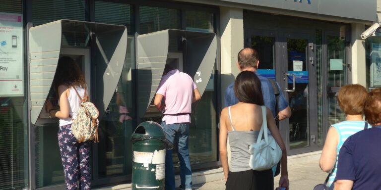 Ριζικές αλλαγές στις συναλλαγές χρημάτων στις τράπεζες – Θα χρειάζονται μονάχα 10 δευτερόλεπτα
