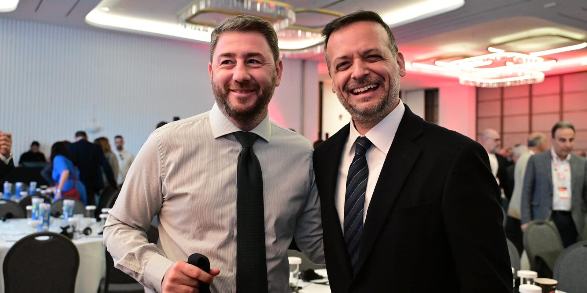 Ο Χάρης Δούκας με τον πρόεδρο του ΠΑΣΟΚ Νίκο Ανδρουλάκη