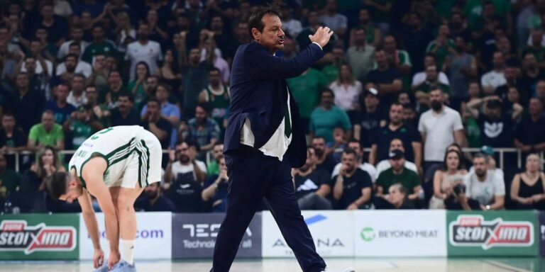 Παναθηναϊκός – Ολυμπιακός: Ο Αταμάν αποβλήθηκε με δεύτερη τεχνική ποινή και αποχώρησε χειροκροτώντας ειρωνικά τους διαιτητές