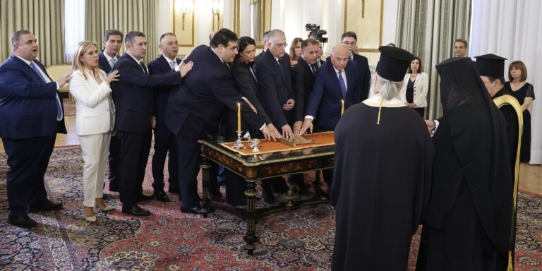 Ορκίστηκε η νέα κυβέρνηση μετά τον ανασχηματισμό – Αύριο το πρώτο Υπουργικό Συμβούλιο