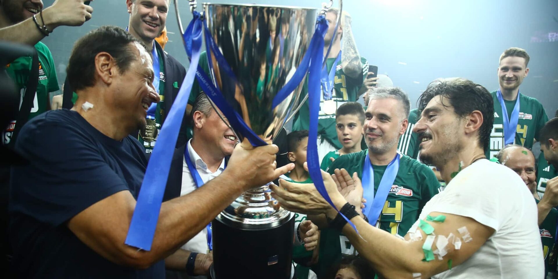 Ο Δημήτρης Γιαννακόπουλος με τον τίτλο της Basket League