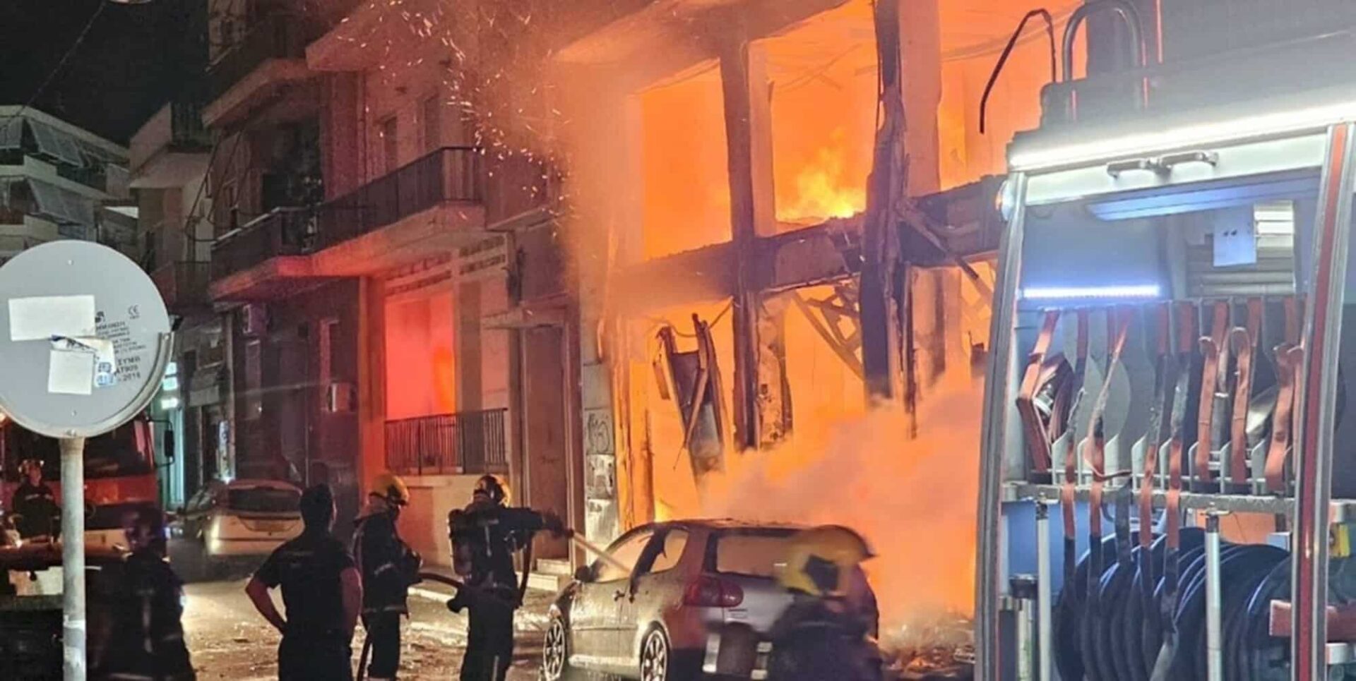 Μεγάλη κινητοποίηση της Πυροσβεστικής για τη φωτιά στα Κάτω Πατήσια