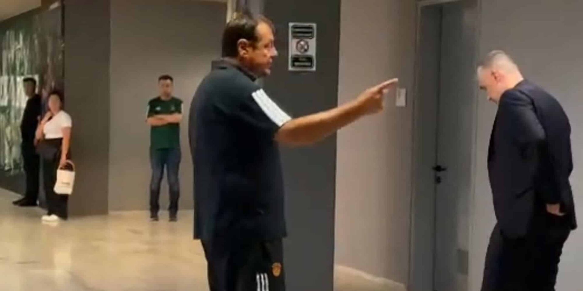 Έξαλλος ο Εργκίν Αταμάν στα αποδυτήρια του ΟΑΚΑ