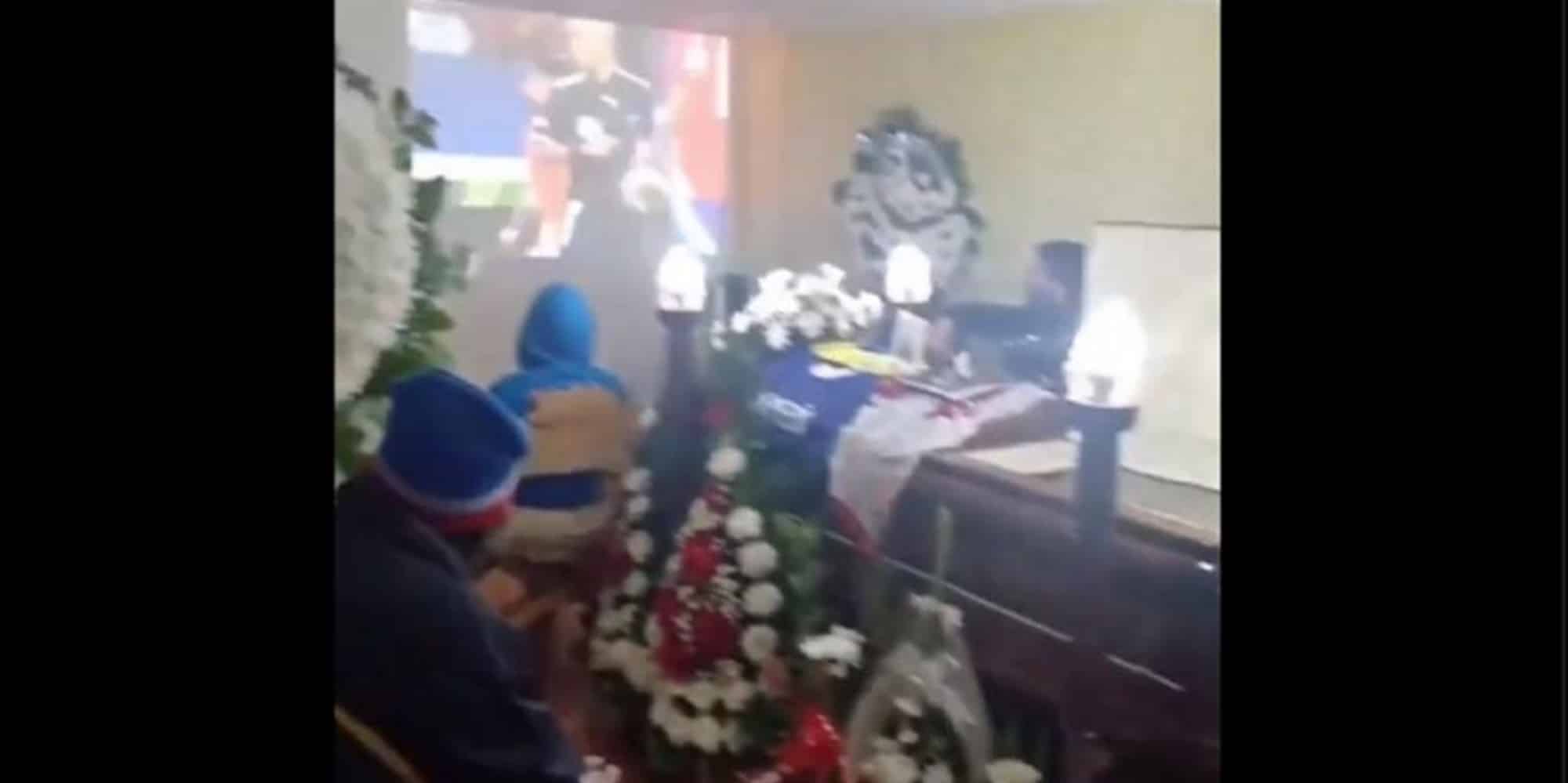 Φίλαθλοι στη Χιλή βλέπουν ποδόσφαιρο σσε κηδεία