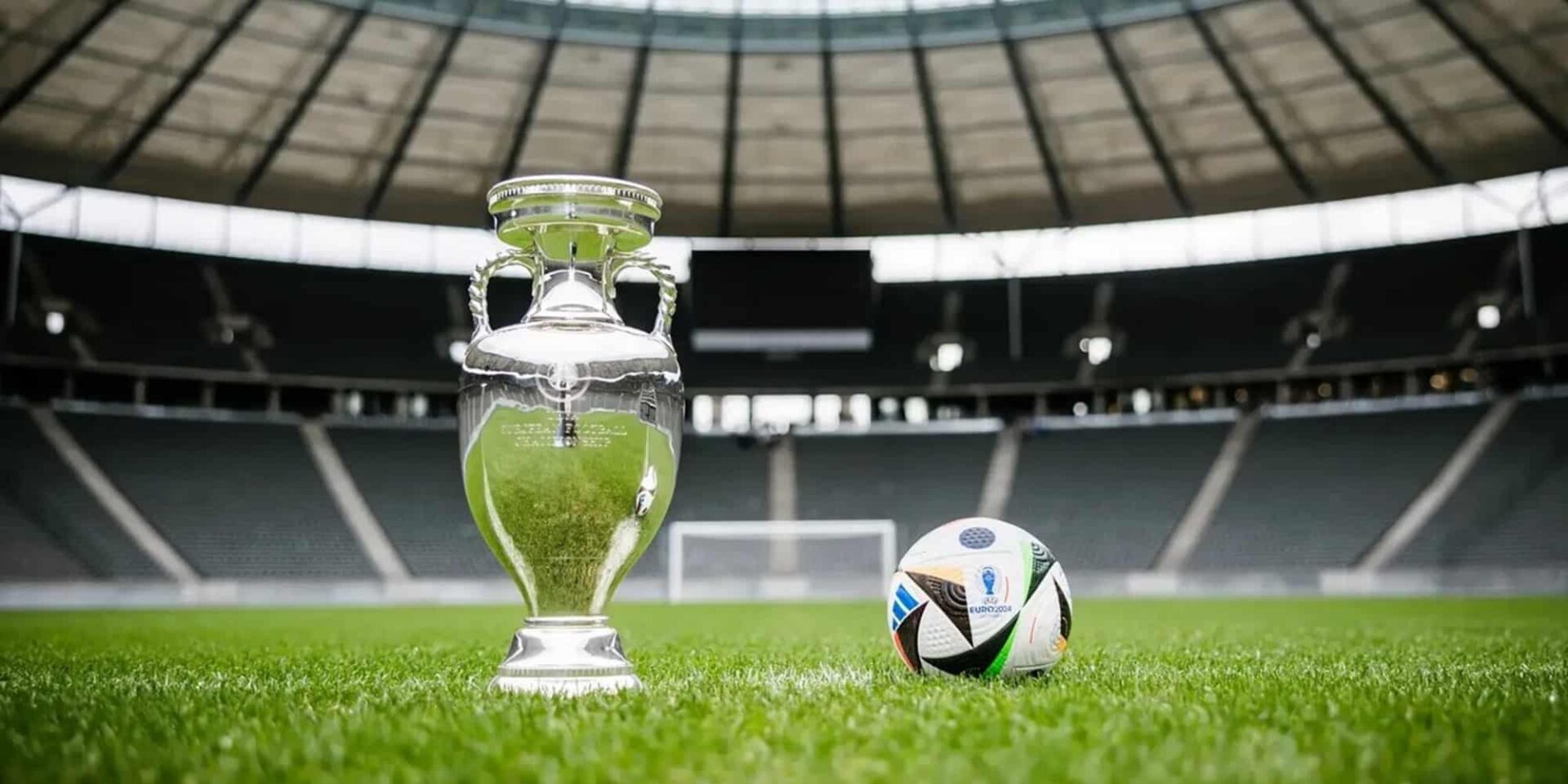 Το τρόπαιο και η μπάλα του Euro 2024