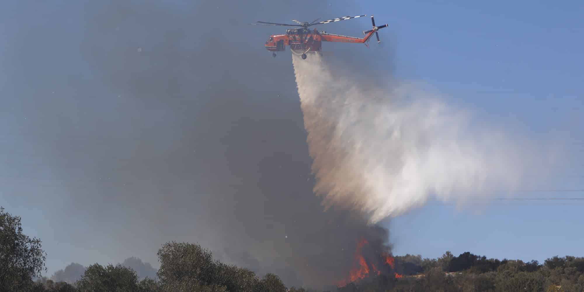 Ελικόπτερο επιχειρεί σε φωτιά