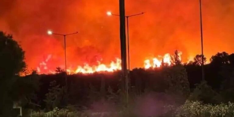 Μεγάλη φωτιά τώρα στην Κερατέα: Συναγερμός στην Πυροσβεστική, καίει κοντά σε σπίτια – Ήχησε το «112»!