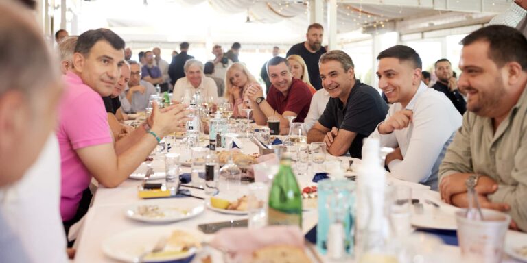 Ο Κυριάκος Μητσοτάκης παρέθεσε γεύμα στους δημοσιογράφους πριν τις Ευρωεκλογές 2024 – Η πρόβλεψή του, το ατύχημα στον Ισθμό και οι Coldplay
