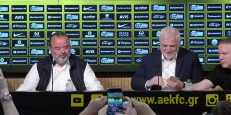 Αλλαγή σελίδας στην ΑΕΚ: Επικό σκηνικό με τον «πάκο» από τα 50εύρα στα χέρια του Μελισσανίδη! (εικόνες)