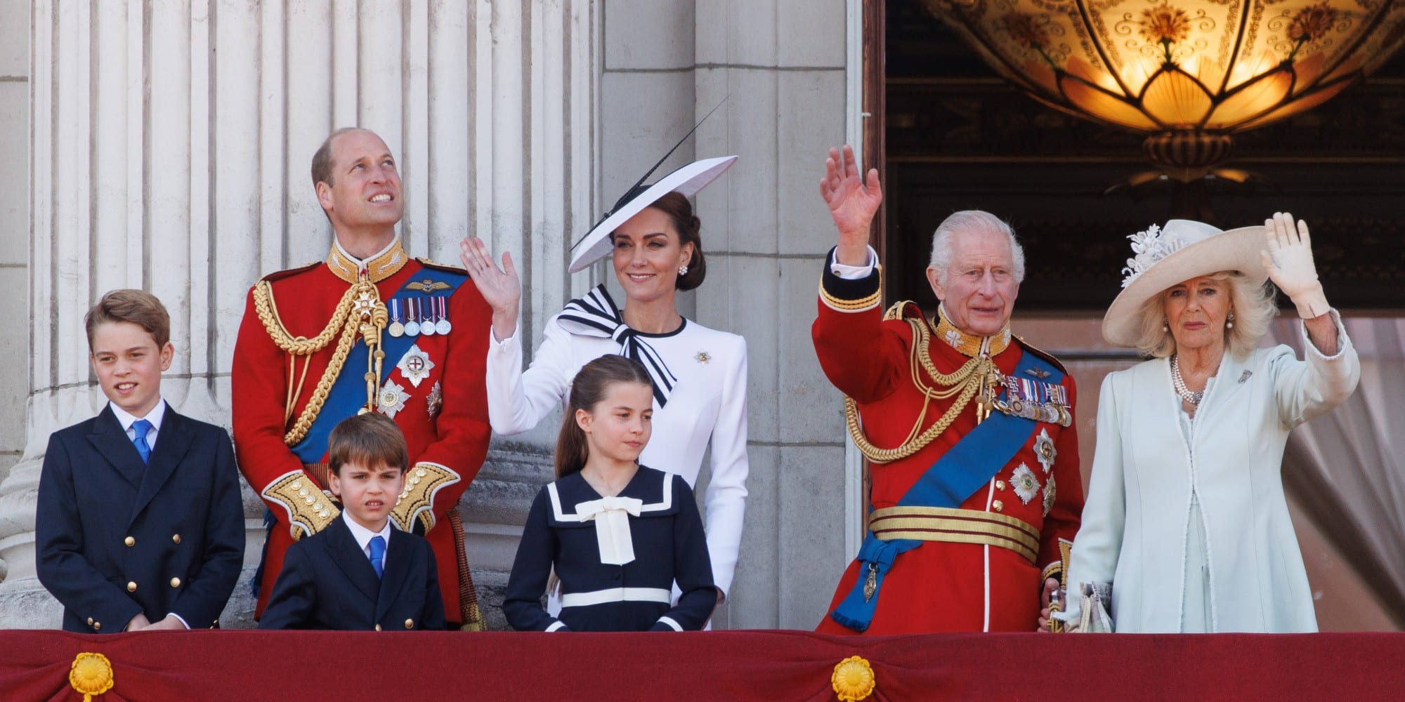 Ο πρίγκιπας Ουίλιαμ, η Κέιτ Μίντλετον με τα παιδιά τους, ο βασιλιάς Κάρολος και η Καμίλα