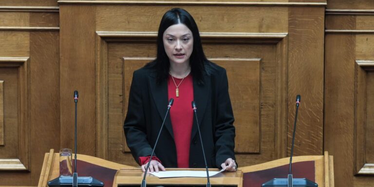 «Βόμβες» Γιαννακοπούλου: «Τίθεται ζήτημα και για το ίδιο το πρόσωπο του προέδρου του ΠΑΣΟΚ» (βίντεο)