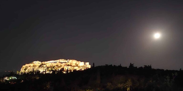 Πανσέληνος Ιουνίου: Μαγευτικά στιγμιότυπα από το «φεγγάρι της φράουλας» (εικόνες)