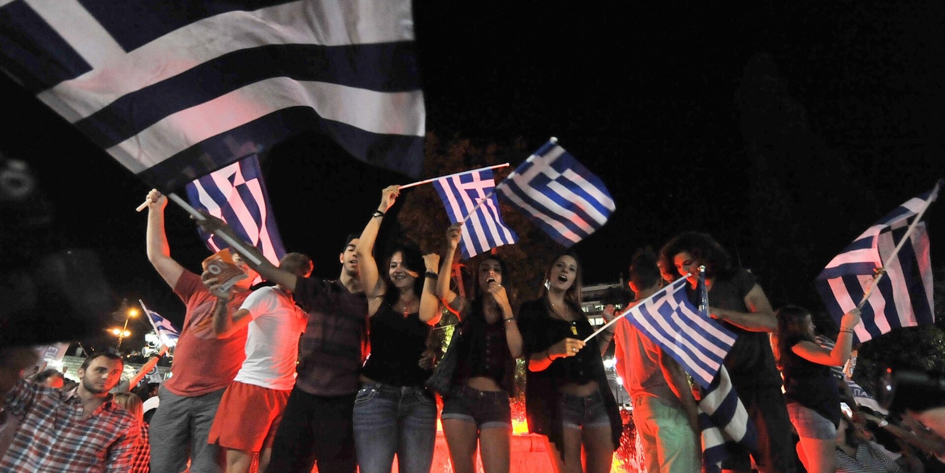 Πολίτες πανηγυρίζουν για το δημοψήφισμα του 2015