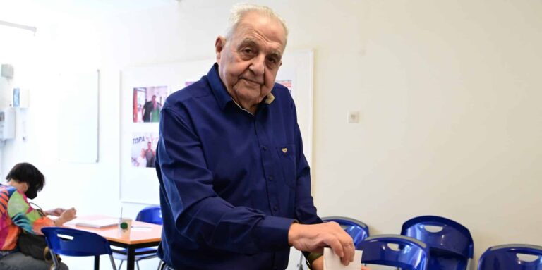 Βγήκε από τη ΜΕΘ ο Αλέκος Φλαμπουράρης – Πότε θα πάρει εξιτήριο
