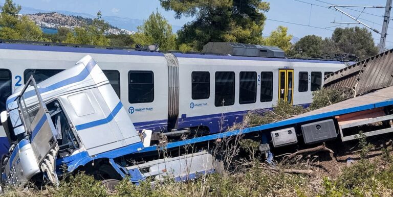 Συναγερμός στην Αυλίδα: Τρένο με 130 επιβάτες συγκρούστηκε με φορτηγό! (βίντεο)
