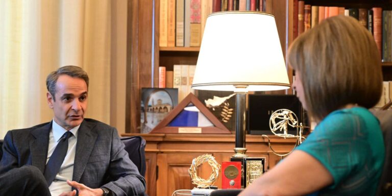 Μητσοτάκης: «Πιλοτικά locker στα σχολεία για να κλειδώνουν τα κινητά τους οι μαθητές»