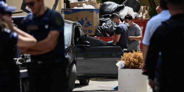 Δολοφονία στο Ψυχικό: Η ιατροδικαστική εξέταση έφερε την ανατροπή – Δεν άλλαξε γεμιστήρα ο δράστης, είχε δύο όπλα