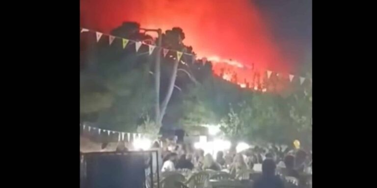 Αδιανόητο: Διασκέδαζαν σε πανηγύρι στη Ζάκυνθο, ενώ η φωτιά έκαιγε ανεξέλεγκτα πίσω τους (βίντεο)