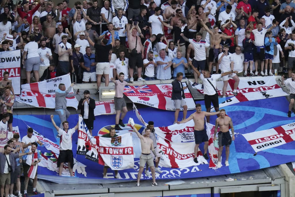 Τεράστια προβλέπεται η προσέλευση Άγγλων φιλάθλων στον τελικό του EURO 2024, με τους αξιωματούχους της UEFA να εκτιμούν πως ο αριθμός τους στις κερκίδες ενδέχεται να αγγίξει τις 50 χιλιάδες