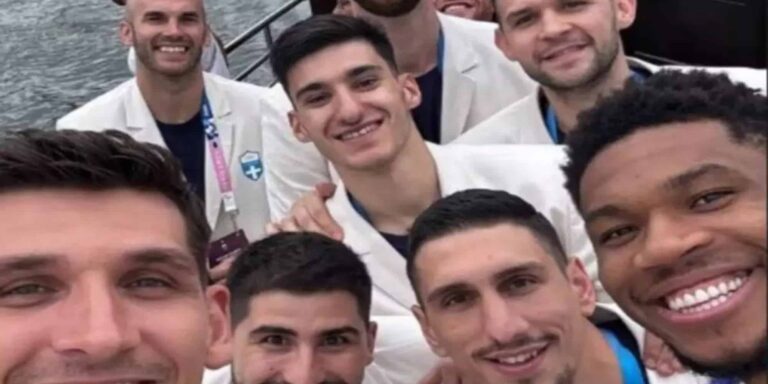Ολυμπιακοί Αγώνες: Η επική selfie των Ελλήνων διεθνών στο πλοίο στην τελετή έναρξης (εικόνα)