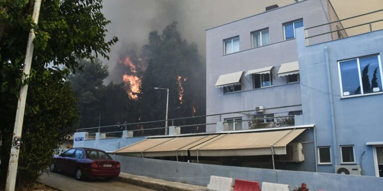 Πάτρα: Οι πυροσβέστες δίνουν μάχη με τις φλόγες για να σωθεί το Καραμανδάνειο Νοσοκομείο – Έπιασε φωτιά η ταράτσα