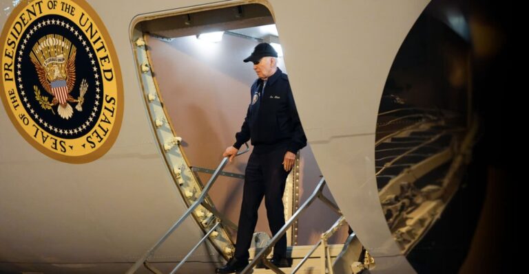 Ο Τζο Μπάιντεν κατεβαίνει με δυσκολία από το Air Force One μετά τη διάγνωσή του με κορωνοϊό (βίντεο)