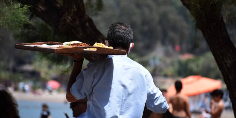 Σφίγγει ο κλοιός της Εφορίας σε ταβέρνες, μπιραρίες και καφέ – Θα γνωρίζει μέχρι και τα κενά τραπέζια!