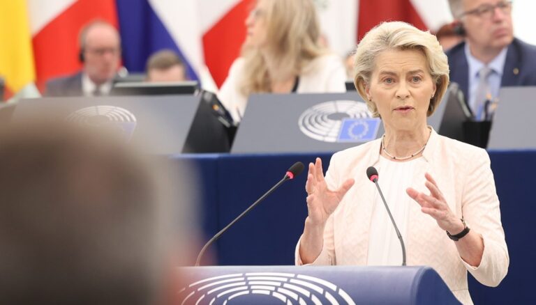Η Ούρσουλα φον ντερ Λάιεν επανεξελέγη άνετα πρόεδρος της Κομισιόν με 401 ψήφους